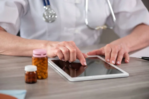 Médecin Féminin Utilisant Une Tablette Numérique Sur Lieu Travail — Photo