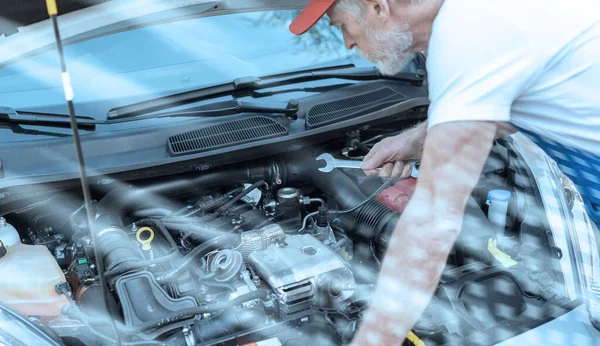 Mecánico Del Coche Que Repara Motor Del Coche Efecto Ligero — Foto de Stock