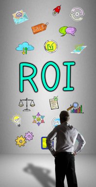 İş adamı duvara çizilmiş bir roi konseptini izliyor.