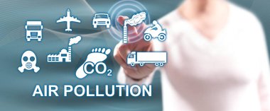 Dokunmatik ekranda parmaklarıyla hava kirliliği kavramına dokunan kadın.