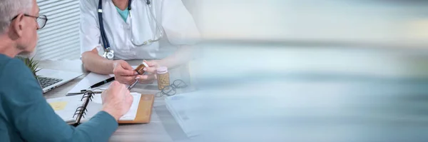 Ženský Lékař Vysvětlující Medicínu Pacientce Ordinaci Panoramatický Banner — Stock fotografie