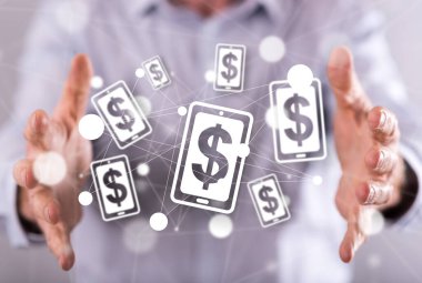 Arka planda bir adamın elleri arasındaki mobil bankacılık kavramı
