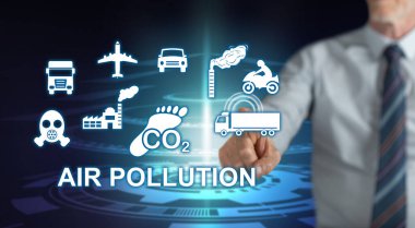 Adam dokunmatik ekranda hava kirliliği kavramına parmağıyla dokunuyor.