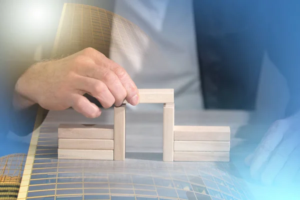 Männliche Hand Baut Eine Brücke Mit Holzklötzen Konzept Der Assoziation — Stockfoto