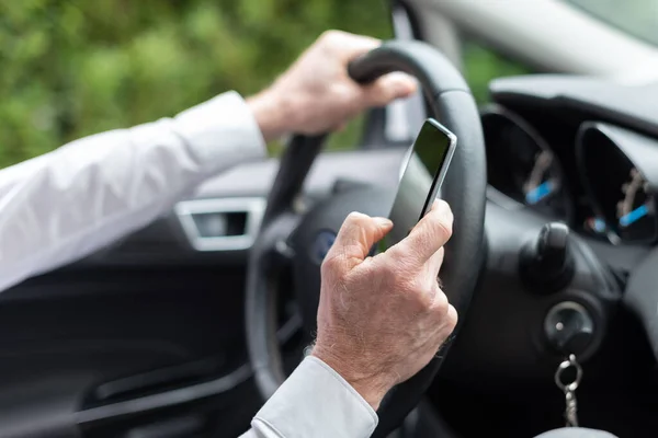 Muž Používající Svůj Mobilní Telefon Při Řízení — Stock fotografie