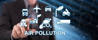 Adam dokunmatik ekranda hava kirliliği kavramına parmağıyla dokunuyor.