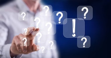 Dokunmatik ekranda bir Q & bir konsepte parmağıyla dokunan adam