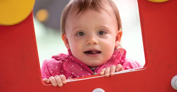 Linda Niña Divirtiéndose Parque Infantil Mirando Cámara — Foto de Stock