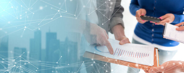 Деловые люди обсуждают финансовые результаты в офисе; панорамный баннер