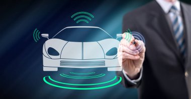 Kalemle dokunmatik ekranda akıllı araba konseptine dokunan bir adam.