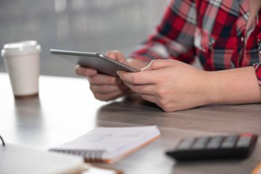 Dijital tablet kullanan ve el ele tutuşan kadın