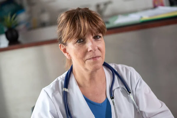 Retrato Médico Feminino Consultório Médico — Fotografia de Stock