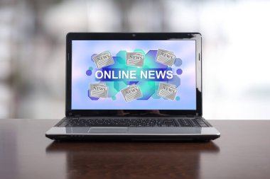 Bir dizüstü bilgisayarda online haber kavramı