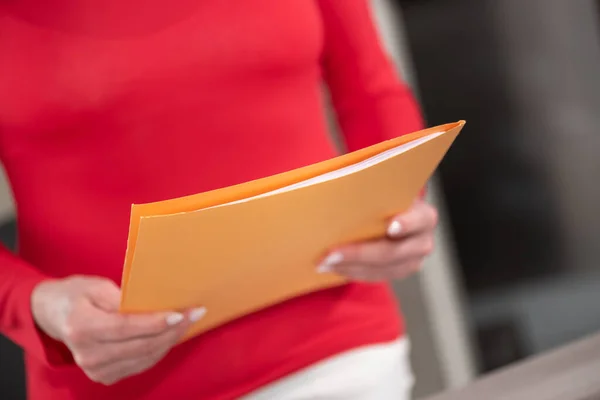 Affärskvinna Som Håller Mapp Med Pappersdokument — Stockfoto