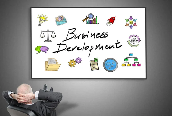 Entspannter Geschäftsmann Betrachtet Geschäftsentwicklungskonzept Auf Whiteboard — Stockfoto