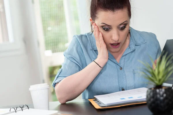 Verrast Zakenvrouw Zoek Naar Document Map — Stockfoto