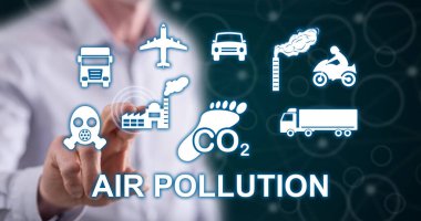 Adam dokunmatik ekranda hava kirliliği kavramına parmağıyla dokunuyor.