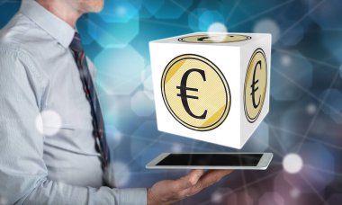 Bir adamın elinde tuttuğu tabletin üstündeki Avrupa konsepti