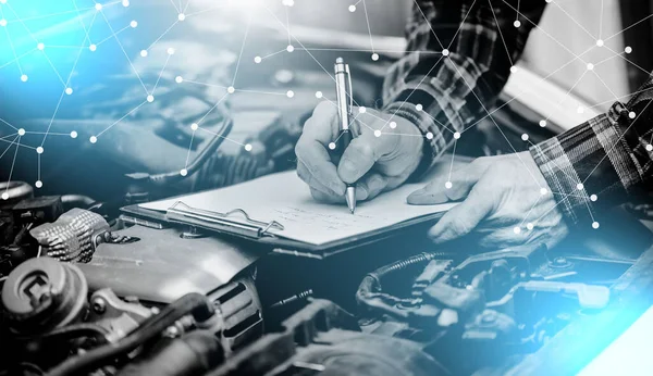 Car Mechanic Checking Car Engine Writing Clipboard Light Effect — Stock Photo, Image