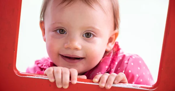 Linda Niña Divirtiéndose Parque Infantil Mirando Cámara — Foto de Stock