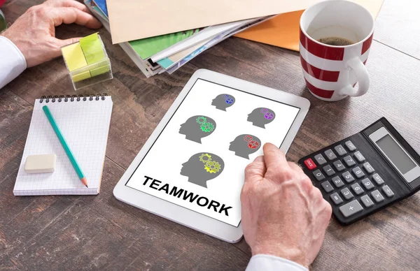 Hombre Usando Una Tableta Mostrando Concepto Trabajo Equipo —  Fotos de Stock