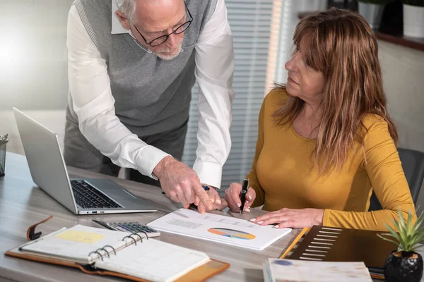 Collaborateurs Travaillant Sur Les Statistiques Financières Fonction — Photo