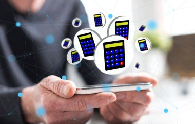 Muhasebe konsepti olan akıllı telefonu tutan adamın elleri.