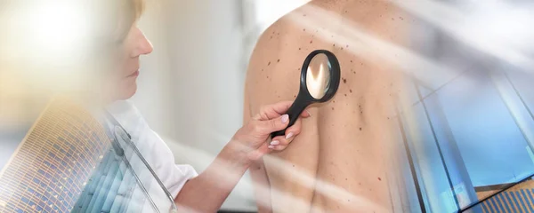 Dermatologista Examinando Pele Nas Costas Paciente Exposição Múltipla — Fotografia de Stock