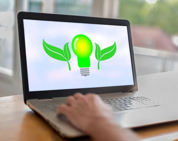 Férfi Használ Egy Laptop Zöld Energia Koncepció Képernyőn — Stock Fotó