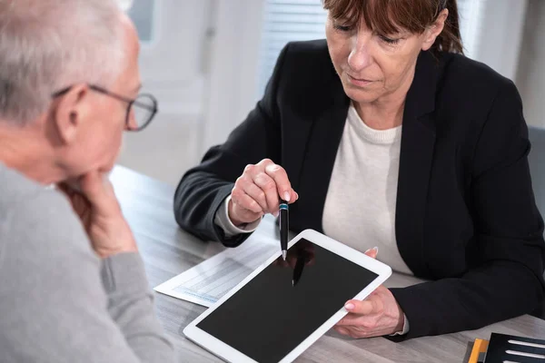 Kvinnlig Finansiell Rådgivare Som Ger Information Digitala Surfplattor Till Sin — Stockfoto