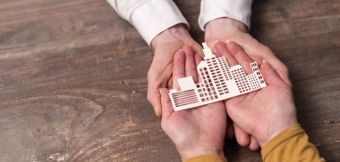 Elinde kağıt bina olan iş sigortası kavramı