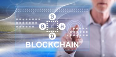 Bir adam dokunmatik ekranda engelleme konseptine parmağıyla dokunuyor.