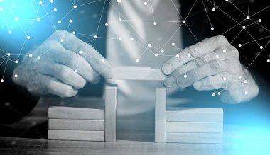 Erkek el yapımı ahşap bloklu bir köprü; ilişki konsepti; ışık etkisi