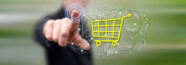 Adam dokunmatik ekranda bir e-ticaret konseptine parmağıyla dokunuyor.