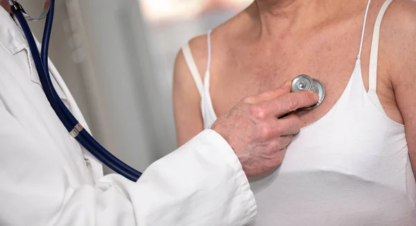 Doctor Auscultando Paciente Con Estetoscopio — Foto de Stock