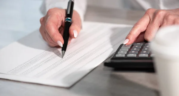 Vrouwelijke Handen Met Behulp Van Rekenmachine Werken Aan Financiële Gegevens — Stockfoto