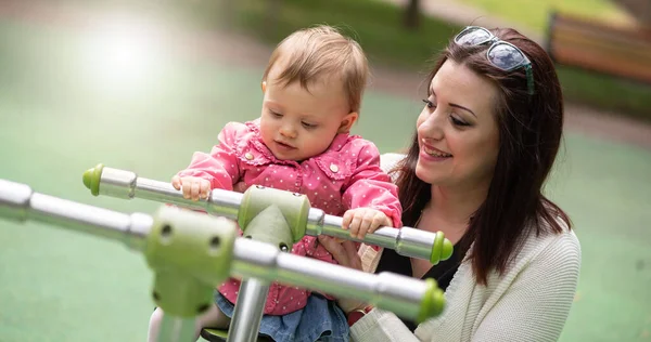 Bebê Menina Divertindo Playground Com Sua Jovem Mãe — Fotografia de Stock