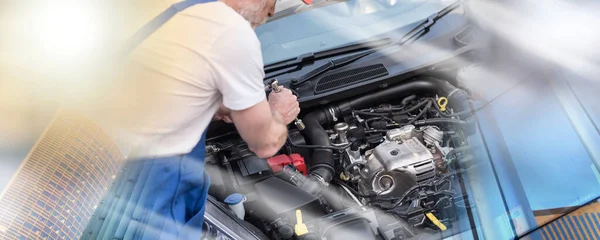 車のエンジンを修理する車の整備士 複数の露出 — ストック写真