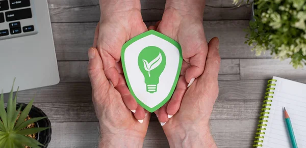 Concepto Energía Verde Con Escudo Papel Las Manos —  Fotos de Stock