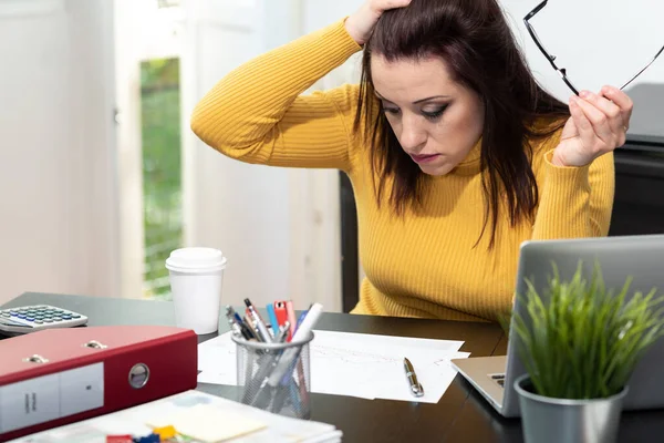 Wanhopige Jonge Zakenvrouw Met Hand Het Hoofd Aan Het Bureau — Stockfoto