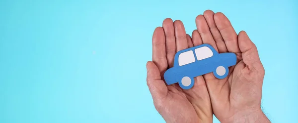 Concetto Assicurazione Auto Con Auto Carta Mano Sfondo Azzurro — Foto Stock