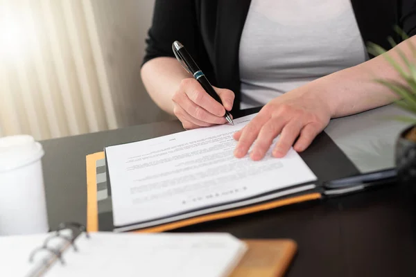 Businesswoman Signing Contract — Stock Photo, Image