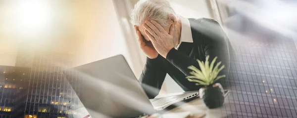 Stressad Senior Affärsman Sitter Ämbetet Med Huvudet Händerna Flera Exponering — Stockfoto
