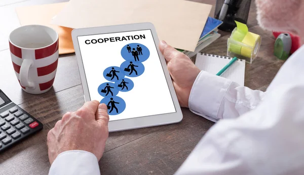 Koncepcja Współpracy Pokazana Tablecie Posiadanym Przez Człowieka — Zdjęcie stockowe