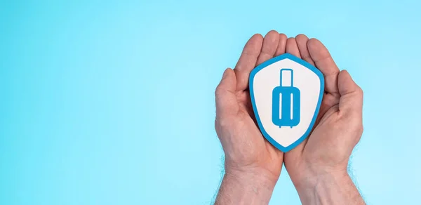 Έννοια Της Ασφάλισης Αποσκευών Χάρτινη Ασπίδα Στα Χέρια Μπλε Φόντο — Φωτογραφία Αρχείου