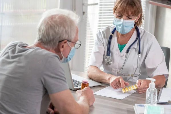 Ärztin Zeigt Patientin Medikamente Beide Tragen Eine Medizinische Schutzmaske Ärztliche — Stockfoto