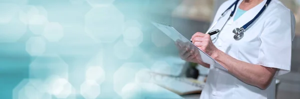 Doctora Tomando Notas Portapapeles Consultorio Médico Pancarta Panorámica — Foto de Stock