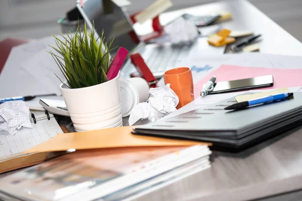 Mesa Escritório Bagunçada Desordenada — Fotografia de Stock