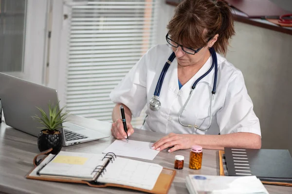 Médecin Femme Écrivant Prescription Dans Bureau Médical — Photo