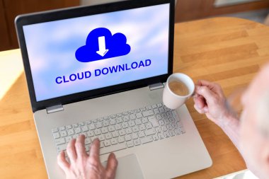 Ekranda veri indirme konsepti olan bir dizüstü bilgisayar kullanan adam